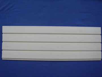 ISO白い木ポリ塩化ビニールSlatwallのパネル/木製のプラスチックは壁板に細長い穴をつけました