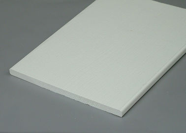 平らで/実用的なポリ塩化ビニールのトリム板、白いビニール装飾のための細胞ポリ塩化ビニールのトリム
