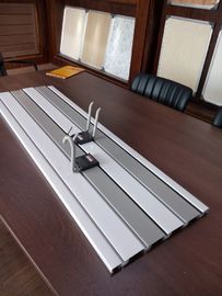 良い価格 貯蔵2.44m * 11cm * 2cmのための砂岩色によって組み立てられるUPVC Slatwallパネル オンライン