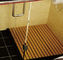浴室の容易な取付けのための 60cm * 80cm Skidproof WPC のブナによって浮彫りにされるマット