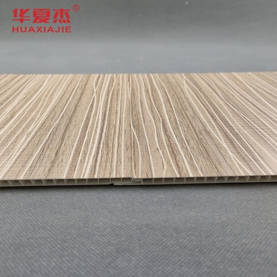 モダンなデザイン 層状PVC壁パネル 250x5mm 木の粒のPVCパネル リビングルームの装飾用