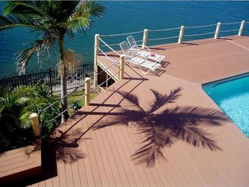 良い価格 屋外のDeckingのフロアーリングの裏庭はWPCの合成物のDeckingを分かち合います オンライン
