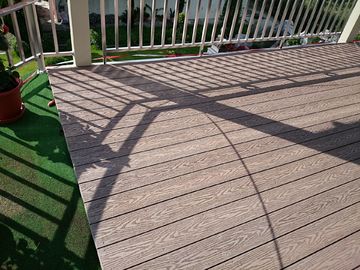良い価格 WPCのwpc階段芝生のdeckingの庭のdeckingのための合成のデッキ ボードは乗ります オンライン