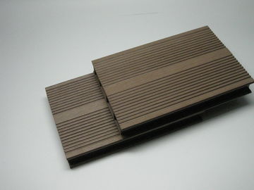 良い価格 屋外のリサイクルされたWPCのDeckingのフロアーリングの木プラスチック合成のDecking板 オンライン