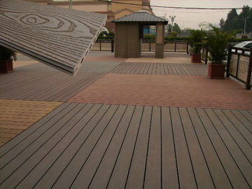 良い価格 純木のプラスチックDeckingのEcoの友好的な紫外線証拠WPCの合成物のDecking オンライン