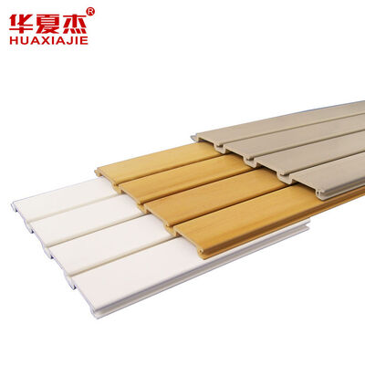 品質 4ft X 8ft PVC スラットウォール パネル 軽量1.7kg 白灰色タウプ 木の穀物 壁に装着された保管用のカスタマイズ可能なパネル 工場