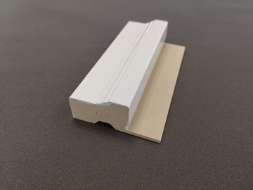 良い価格 防虫性WPCの戸枠の鋳造物/WPC Jチャネルの外部ドアのトリム5.412mの長さ オンライン