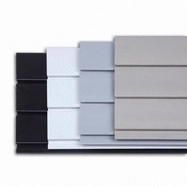 良い価格 プラスチック内壁はスポーツ用品のためのポリ塩化ビニールSlatwallシステムにパネルをはめます オンライン