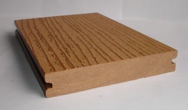 良い価格 再生利用できるプラスチック浴室 WPC の Decking は反スリップに環境的に乗ります オンライン